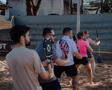 Alunos em aula de beach tennis em grupo no Ace Beach Sports Iguatemi