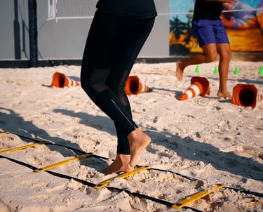 Aula de funcional ao ar livre com grupo de alunos no Ace Beach Sports