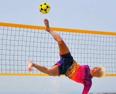 Alunos praticando futevôlei na quadra de areia do Ace Beach Sports