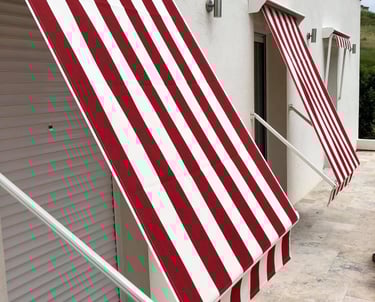 Stores banettes à projection rayés rouge et blanc