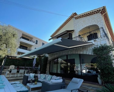 Store coffre intégral gris anthracite sur villa