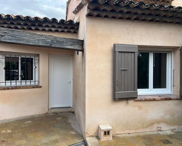 Façade de maison provençale à Peymeinade avec nouvelle fenêtre blanche et porte-fenêtre PVC 