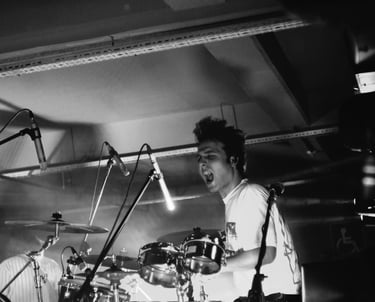 Çağdaş Topal müzegazhane sahnesinde rock müzik grubu Birileri ile performans anında - yüksek enerji