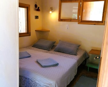 Tweepersoons bed vakantiehuisje Samos