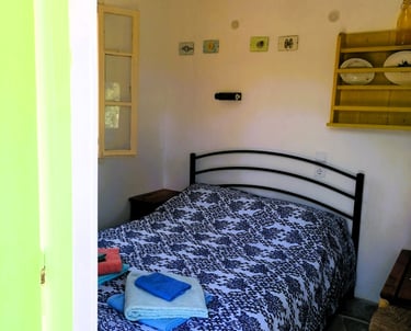 Interieur van het achterhuisje met tweepersoons bed