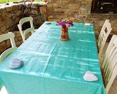 Lekker buiten eten in vakantiehuisje Samos
