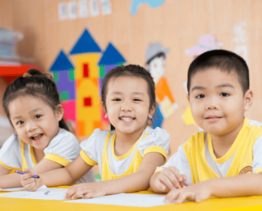 Ba trẻ trong lớp học nhóm phát triển ngôn ngữ và tư duy xã hội tại Trung tâm Hoa Nắng Hải Phòng
