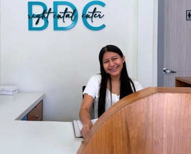 Mujer joven en recepción de Clínica Dental