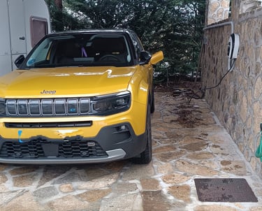 Cargador easy wall box con coche jeep cargando