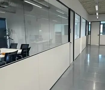 Divisoria para oficina sencilla mixta con melamina y cristal sin perfiles verticales, con puerta a juego