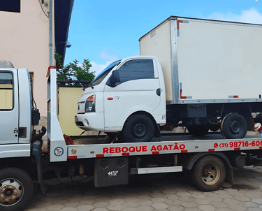 Guincho 24 horas em Ouro Preto realizando reboque de caminhão-baú com plataforma da Agatão.