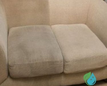 Canapé beige, noirci avec le temps, qui à été nettoyer à moitié pour montrer l'impact d'un nettoyage par NetT