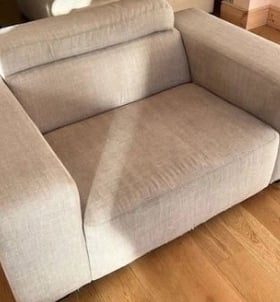 Détail d’un canape gris nettoyé par NetT spécialiste du nettoyage Toulouse