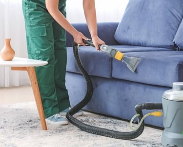 Nettoyage professionnel de canapé bleu à domicile par NetT à Toulouse