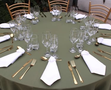 Alquiler de mesas con mantel y sillas