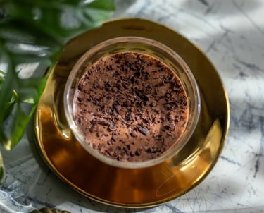 Un dessert de mousse au chocolat végétale présenté dans un verre