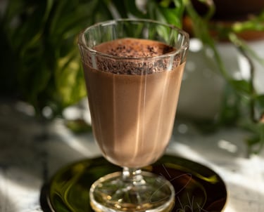 Un dessert de mousse au chocolat végétale présenté dans un verre transparent.