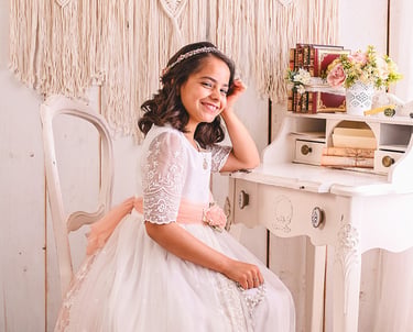 Sesión de comunión de niña en estudio de estilo romántico realizado en Almendralejo por Amélie Art.