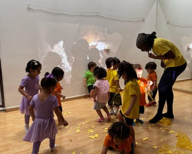 Niños en clase de danza con proyecciones atras en Ukelele Jardín Infantil