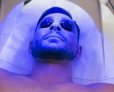 hombre en cabina de rayos uva