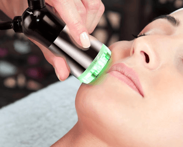 chica en tratamiento de electroporador