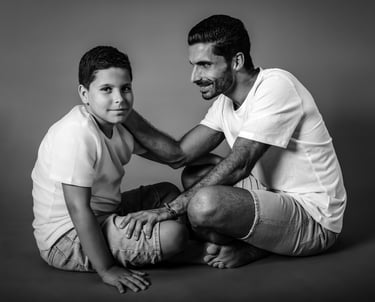 "Un retrato de familia en blanco y negro, padre con su hijo mayor"