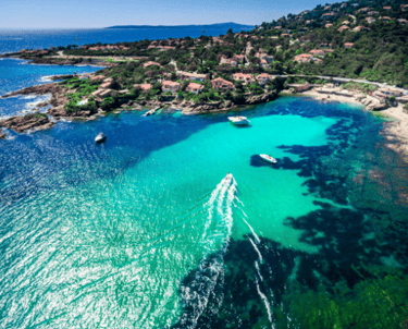 vue aérienne d'une plage bleue azur