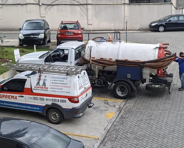 caminhão e carro da empresa suprema desentupidora
