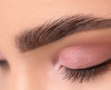 Isparta microblading uygulaması - Esin Orhan'da doğal görünümlü kaş tasarımı