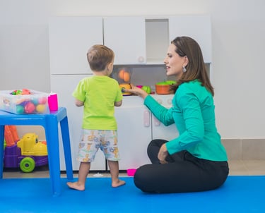 Marcela Ulhoa interagindo com seu filho Lucas no piso da Clinica Integrar 2