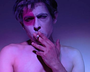 David Noir, autoportrait torse nu, oeil maquillé de rose et cigarette aux lèvres