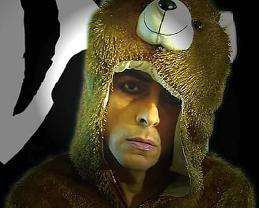 David Noir, autoportrait en combinaison à tête d'ours