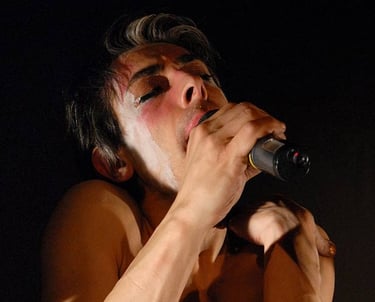 David Noir chantant à demi maquillé | Photo Karine Lhémon