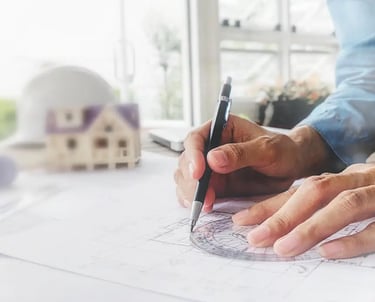 Gros plan sur des mains mesurant sur un plan