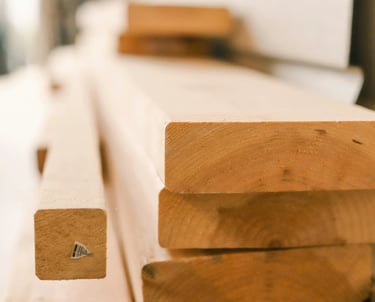 Solive en bois empilées 