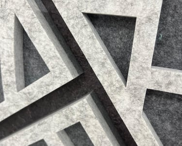 Akustinės dekoratyvinės panelės rėmeliuose DECOSONA su individualiai išpjaustomais raštais