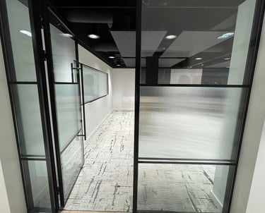 Interjero ir eksterjero langų apipavidalinimas DECOSONA su matinėmis ir spalvotomis stiklo plėvelėmi