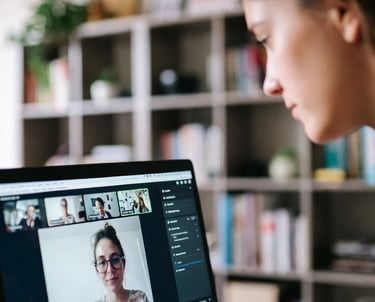 Meisje volgt online Spaanse les met laptop via Zoom