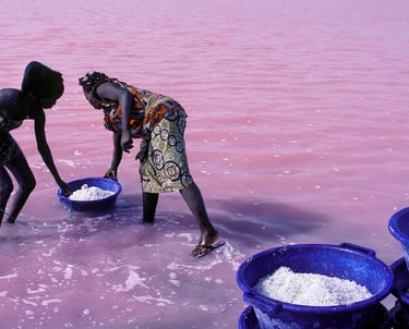 Ramasseuses de sel au Lac rose au Sénégal