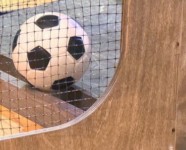 Vaikai žaidžia kojinį futbolą – lauko žaidimų nuoma Šiauliuose