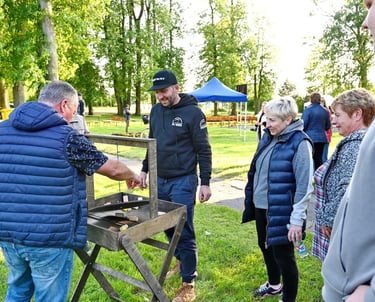 Balansinis žaidimas nuoma įmonės renginiui – kolegos žaidžia medinį lauko pusiausvyros žaidimą parke