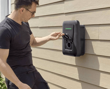 homme recharge sa voiture électrique