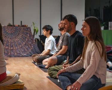 Personas meditando en el encuentro de meditación