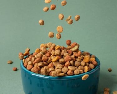 Tenemos alimentos concentrados para mascotas, treats, latas, pouches, snacks para perros/gatos