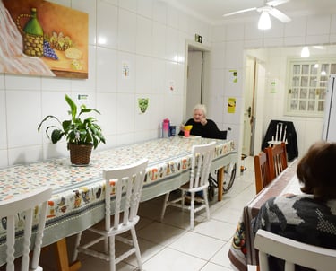 Idosos Fazendo Refeição Preparada Pela Nutricionista