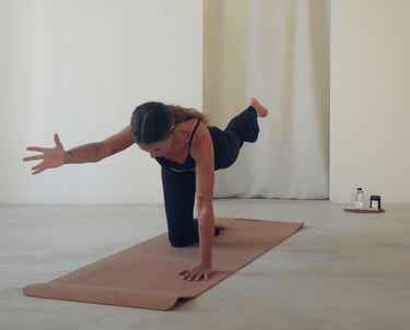 Chica haciendo Pilates. Postura de equilibrio en cuatro apoyos.