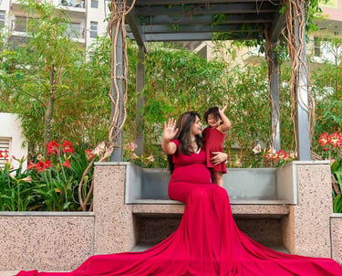 Maternity photography of a mother and child in a garden setting, Elegant Photo Studio