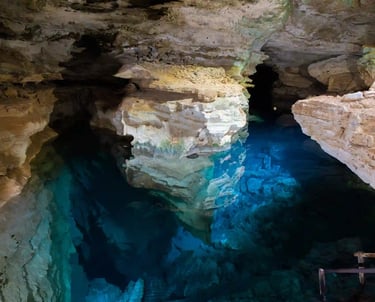 pedra e agua azul