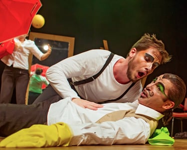 os atores Michel Waisman e Fabiano Medeiros no teatro "Micchel III"