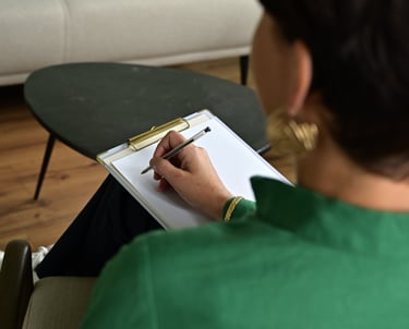 Photo de la psychologue Marie Legrand prenant des notes